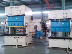 仓库中待发货的机床